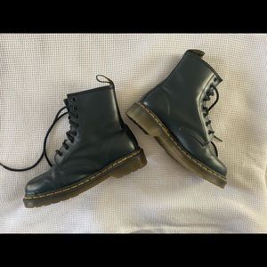 Dr. Marten’s 1460 Boot in Navy Smooth